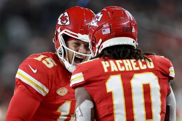 Mahomes becomes fastest to 200 TD passes in NFL history