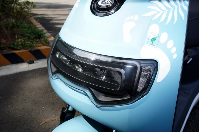 車頭燈採用與gogoro 2類似的長條型大燈輪廓