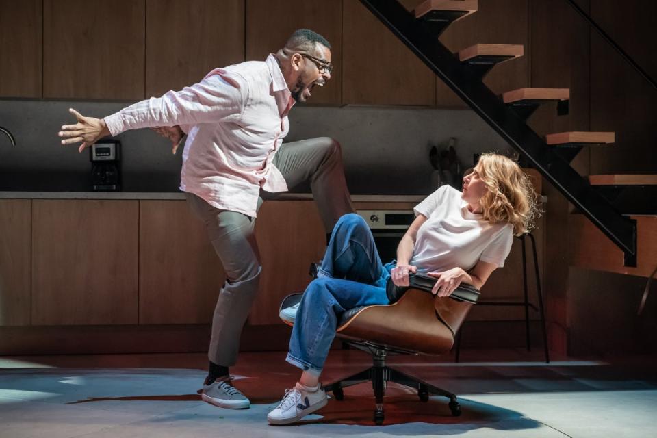 Ο Trevor Dion Nicholas και η Caissie Levy στο Next to Normal (Marc Brenner)