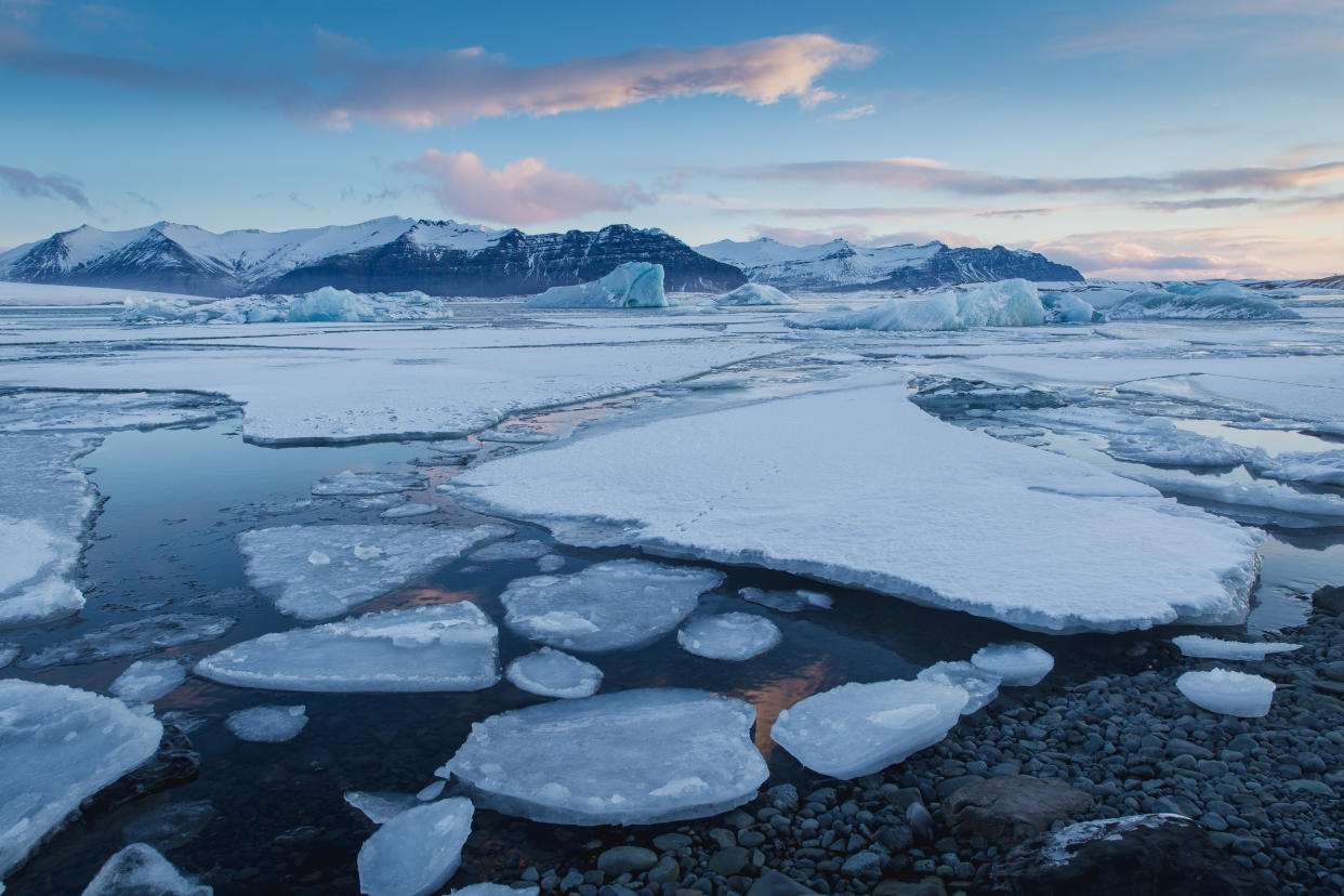 L'atmosfera è surreale all'alba nella laguna di Jokulsaron, dove le foche e poche fortunate persone possono godere di uno spettacolo infinito, dove iceberg galleggiano e si muovono lentamente trascinati dalla corrente.