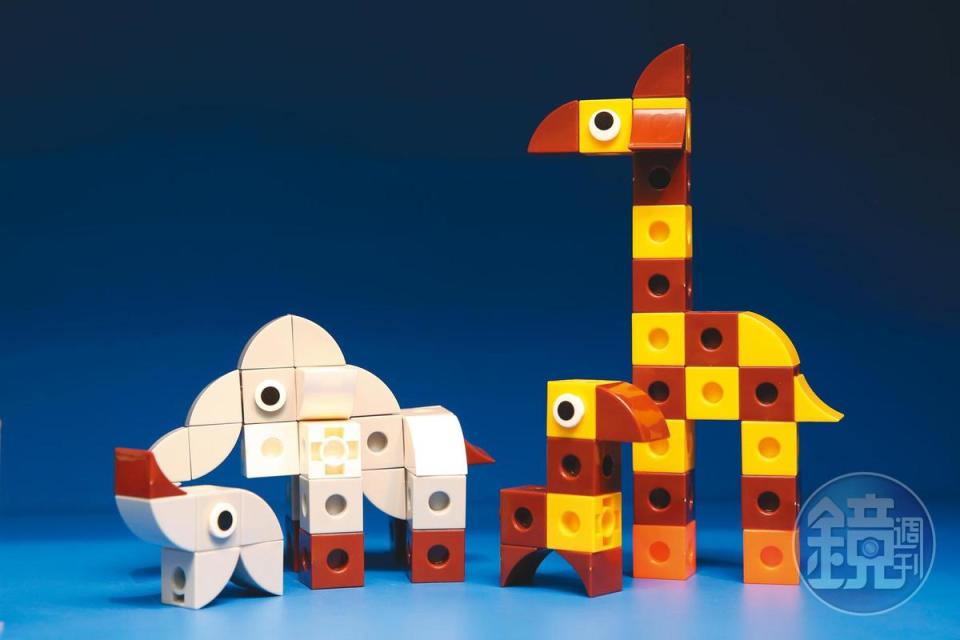 第一代：用最簡單的1凸5凹2公分立方體，可組成各式可愛動物模型。