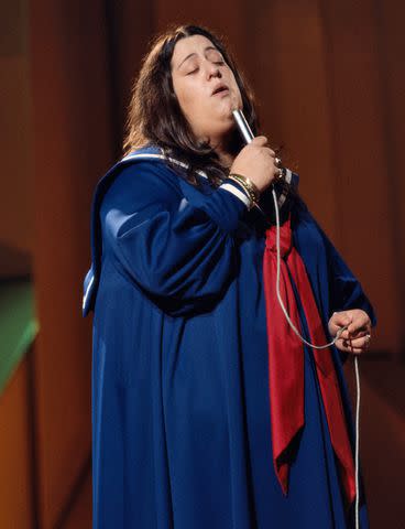 <p>David Redfern/Redferns/Getty</p> Mama Cass Elliot in a BBC TV concert, 1973