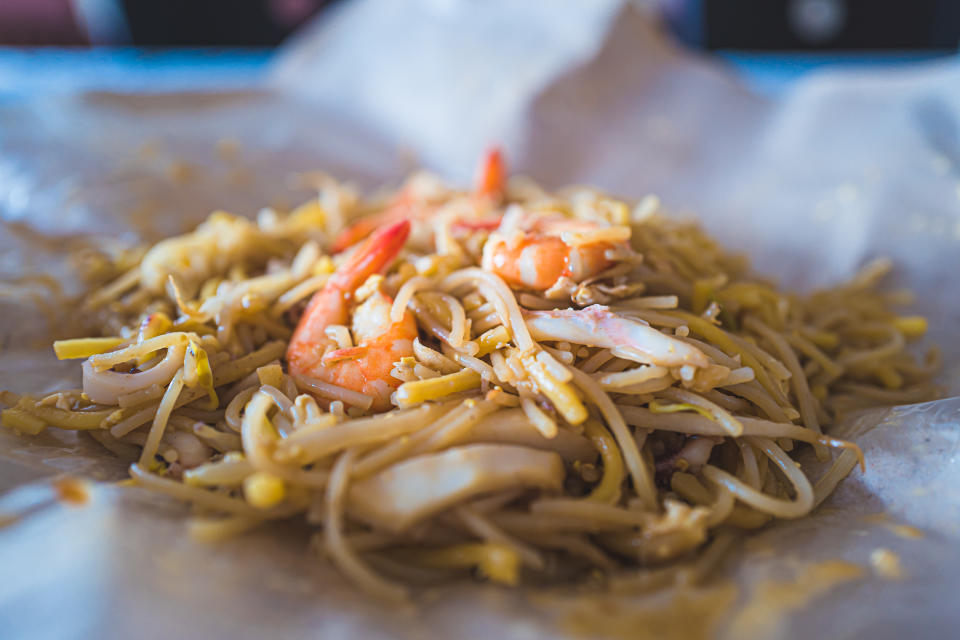 On a passing whim, I thought that I wanted to try Hokkien Mee at a hawker when I dropped by wet market. This food stall had a long line. I thought that it would be a very popular food stall and my guess was right. It was tastry. I like the wrapping paper for take away. It is not packed in plastic container but wrapped by paper, which is kind of retro style. Also this is good in terms of Sustainability