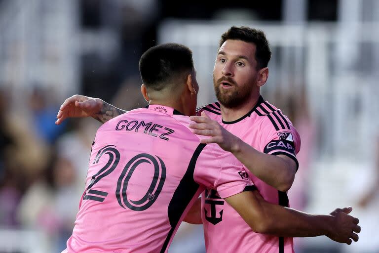 El abrazo de Lionel Messi con su compañero paraguayo Diego Gómez, tras el empate de Inter Miami ante Nashville FC anotado por la Pulga