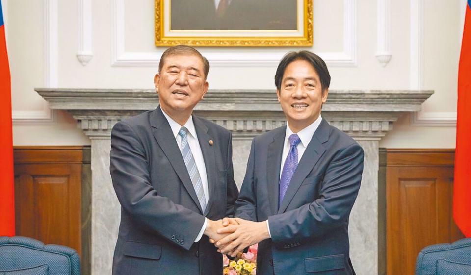 總統賴清德(右)13日在總統府接見由日本自民黨前幹事長石破茂(左)率領的訪問團，訪談對話耐人尋味。（總統府提供）