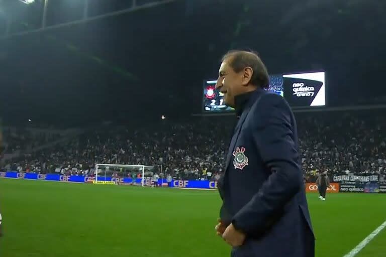 Ramón Díaz, la noche del debut ante Criciúma, con el escudo de Corinthians estampado en su blazer; 