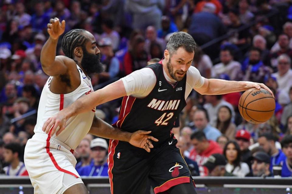 El jugador del Heat Kevin Love trata de pasar la marca de James Harden, de los 76ers, en el partido celebrado el 6 de abril de 2023 en Filadelfia.