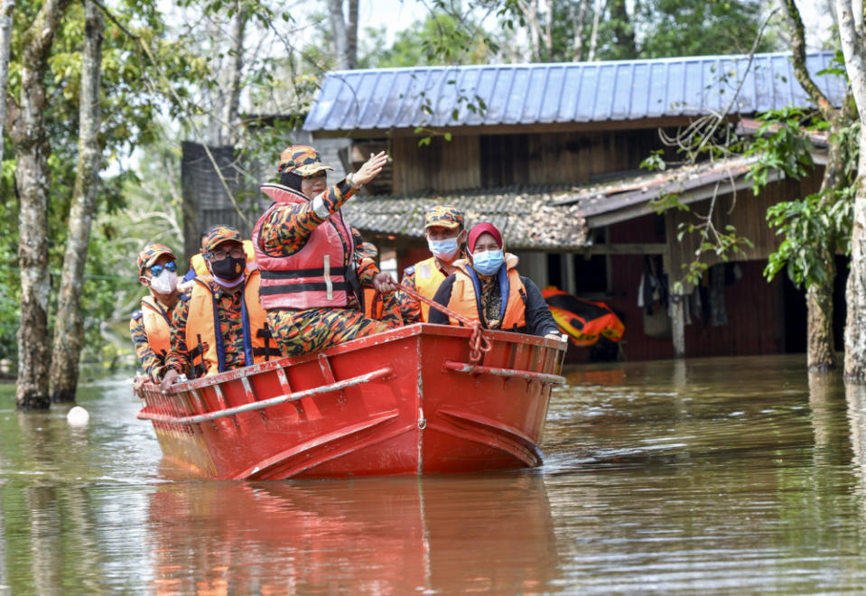 Yesterday, Segamat was hit hard by floods after continuous downpour in the district wreaked havoc, forcing about 2,000 people in the district to be evacuated from their flood-hit homes. — Bernama pic