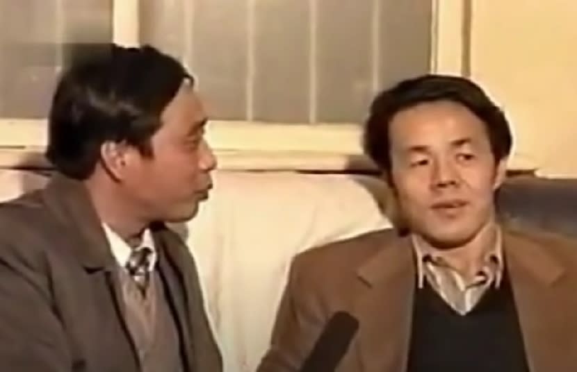 1988年，中國科學院院士何祚庥等人親自觀看張寶勝(右)的“藥片穿瓶”及“透視信封內文字”能力，藥片穿瓶的實驗沒有成功；“透視力”實驗則當場拆穿張寶勝作弊。/you tube畫面