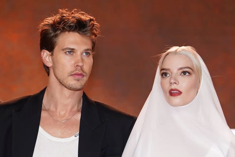 Después de lucirse como Elvis y empezar a pisar más fuerte en Hollywood, este film es un nuevo desafío para la carrera de Austin Butler. En la foto, el actor está junto a Anya Taylor-Joy, quien con su presencia confirmó su participación en esta gran producción