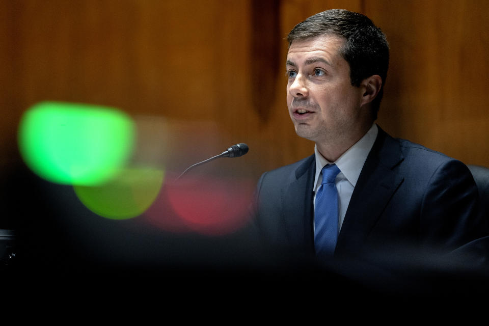 Pete Buttigieg, secretario de Transporte, habla durante una audiencia en el Senado en Washington el 16 de junio de 2021. (Stefani Reynolds/The New York Times)