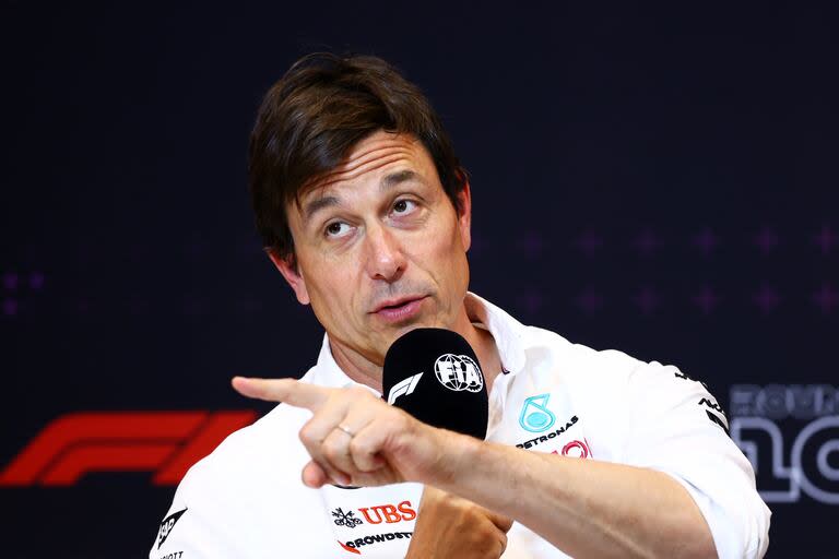 Acerca de la acusación anónima de que Mercedes boicotea a su piloto Lewis Hamilton, Toto Wolff planteó: “¿Cómo pueden imaginar que las 1500 personas que trabajan día y noche en el equipo perjudicarían voluntariamente a uno de nuestros autos? Es totalmente irracional”.