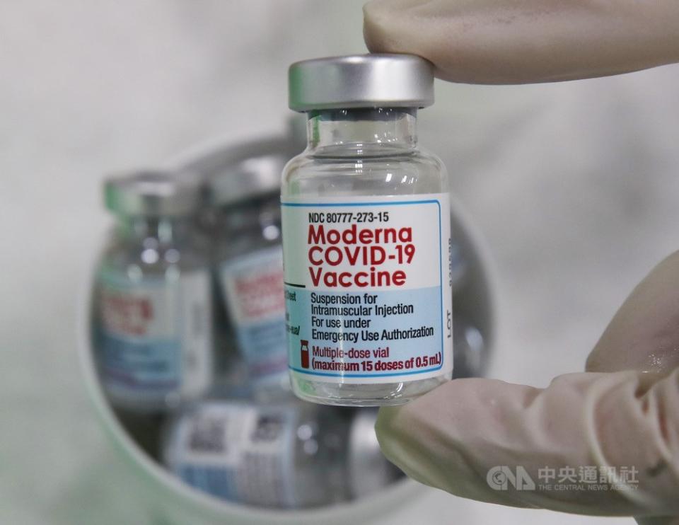 捷克政府贈予我國的3萬劑莫德納COVID-19疫苗，8月29日下午抵台。（檔案照）