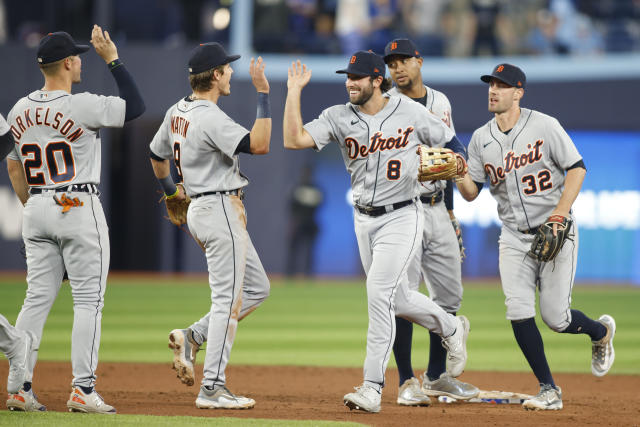 Javier Baez benched by Tigers after back-to-back baserunning errors