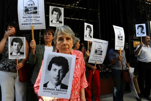 Beatriz Cantarini, madre de Hernán Abriata, detenido y desaparecido en 1976, espera la decisión del Tribunal de Casación de París sobre la extradición del expolicía Mario Sandoval, el 9 de abril de 2014 frente a la embajada francesa en Buenos Aires