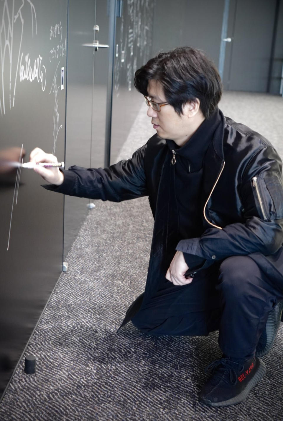 Fundador de SHIFT UP firmó el mural de celebridades de Kojima Productions