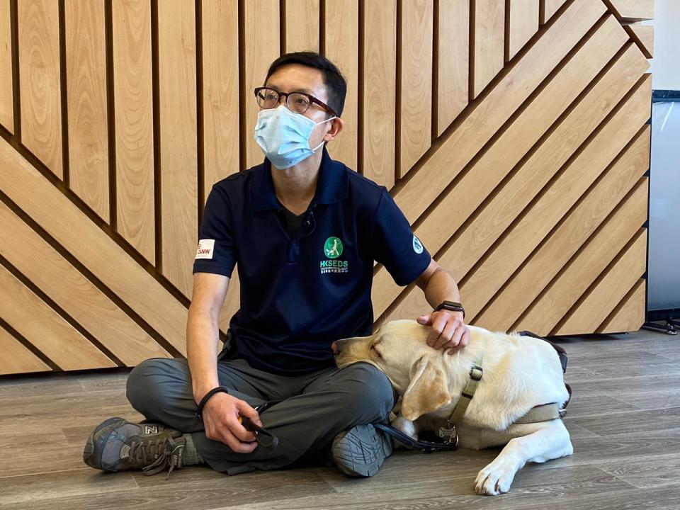 香港導盲犬服務中心訓練員Kelvin示範現在使用的正向鼓勵訓練方法。