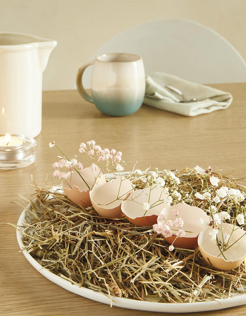 Décorer le centre de table de Pâques avec les fleurs