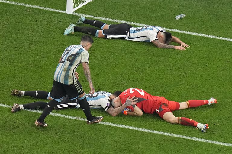 Nicolás Otamendi y Emiliano Martínez, en el partido entre la Argentina y Australia: ese remate final también valió un título