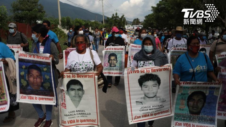 墨西哥伊瓜拉自治市（Iguala）的Ayotzinapa農村師範學院，2014年有多達43名學生遭綁架而失蹤，心碎的家長拿著學生的照片上街抗議。（圖／達志影像路透社）