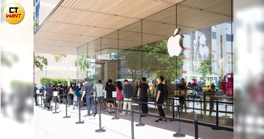 iPhone 13系列手機今天起正式開賣，消費者在網路上預購後，前往蘋果A13直營店取貨。（圖／黃威彬攝）