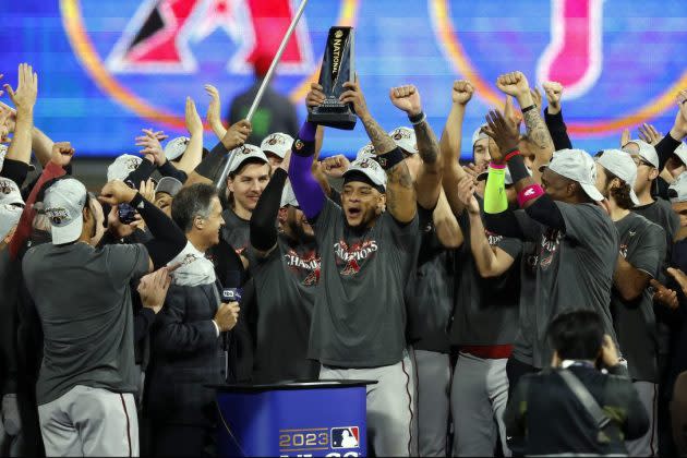 Arizona Diamondbacks - Fans collect their D-backs Beat L.A. T-shirts.