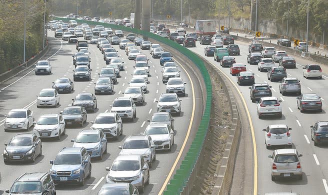 交通部公路總局預估，今年中秋節4天連續假期，觀光旅遊車潮將於9月19日至20日達到高峰。（本報資料照片）