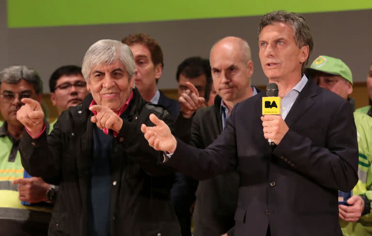 Moyano y Macri, en 2015, cuando eran aliados y anunciaron un acuerdo beneficioso para los camioneros; atrás, Larreta y Santilli