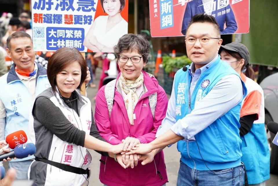 國民黨台北市立委參選人游淑慧（左）、張斯綱（右）與民眾黨台中市立委參選人蔡壁如（中）合體，展現藍白合氣勢。   圖：翻攝張斯綱臉書