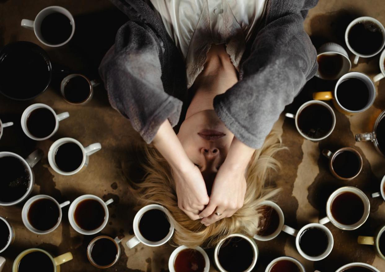 <a href="https://www.shutterstock.com/es/image-photo/woman-surrounded-by-many-cups-coffee-2308301943" rel="nofollow noopener" target="_blank" data-ylk="slk:Zapylaiev Kostiantyn/Shutterstock;elm:context_link;itc:0;sec:content-canvas" class="link ">Zapylaiev Kostiantyn/Shutterstock</a>