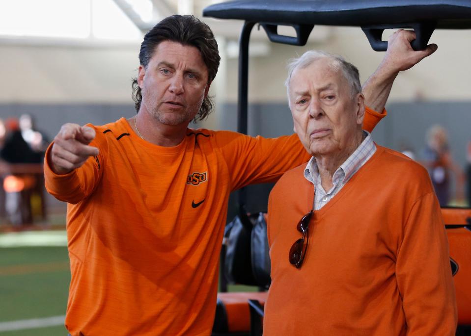 Oklahoma State head coach Mike Gundy talks to T. Boone Pickens at Oklahoma State's 2018 Pro Day in Stillwater, Okla.