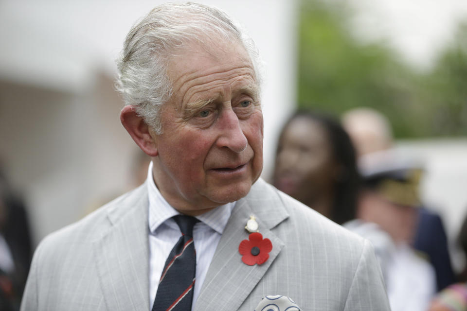 <p>Il y est ! Le prince Charles a officiellement passé le cap des 70 ans et a été célébré par les siens comme il se doit à l’occasion d’un dîner de fête au palais de Buckingham, en privé. “C’est un privilège pour n’importe quelle mère que d’être en mesure de porter un toast pour le 70ème anniversaire de son fils”, a déclaré la souveraine en portant un toast à la santé de son fils aîné. À l’âge où la plupart de ses contemporains jouissent d’une retraite méritée, le fils aîné d’Elizabeth II, lui, s’acquitte de plus de 600 engagements officiels par an au côté de son épouse, la duchesse de Cornouailles, Camilla Parker Bowles.<br>Crédit photo : AFP </p>