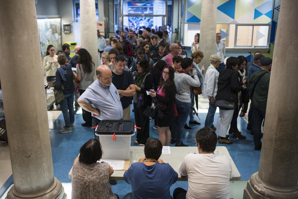 <p>Voters in from Escola Pía, Sant Antoni, line up to vote on the Catalan referendum on October 1, 2017. (Photograph by Jose Colon/ MeMo for Yahoo News) </p>