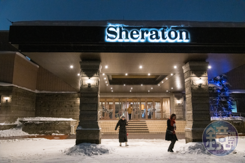 「Sheraton」飯店與滑雪中心連通，裝備齊全的遊客可以直接前往滑雪場，相當便利。