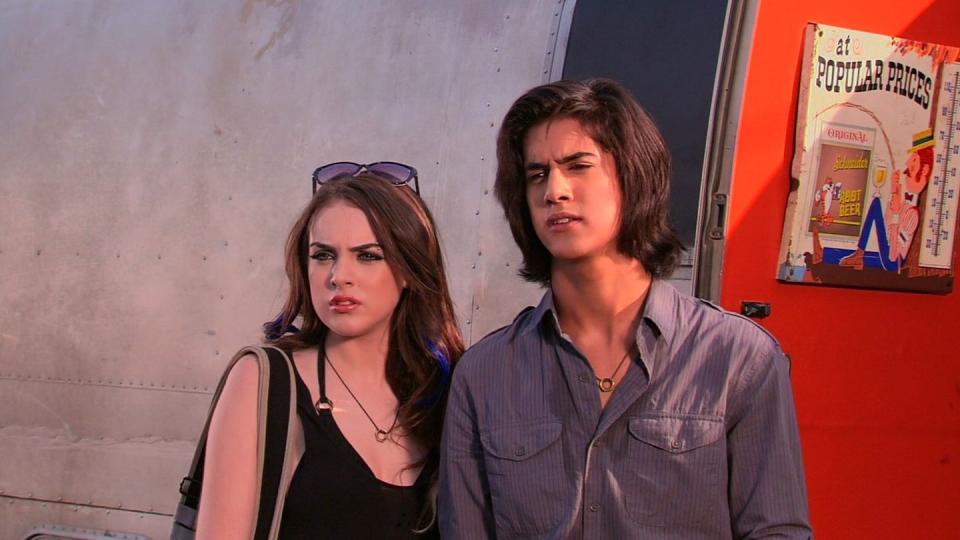 "Victorious"characters Jade and Beck looking in the same direction