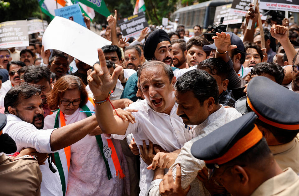 Congress supporters clash with police as they attempt to go past a barricade to reach the Enforcement Directorate (ED) office, on a street in Mumbai, India, August 22, 2024. The protest is against SEBI chief Madhabi Puri Buch and her husband Dhaval Buch and a demand for a probe into the Adani group after their names were mentioned in the Hindenburg research in its latest report. REUTERS/Francis Mascarenhas