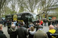 <p>Avec une sécurité omniprésente, le bus des joueurs du Borussia Dortmund est arrivé sans encombre au Signal Iduna Park. (Getty images)</p>