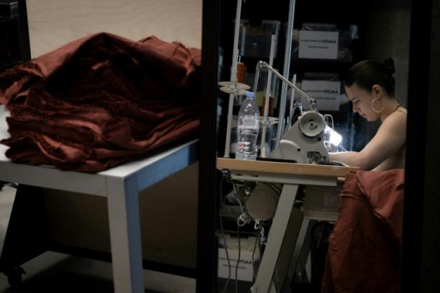 Une femme au travail à la manufacture Berlier, qui se rêve en temple de la mode circulaire, à Paris le 24 mai 2023
