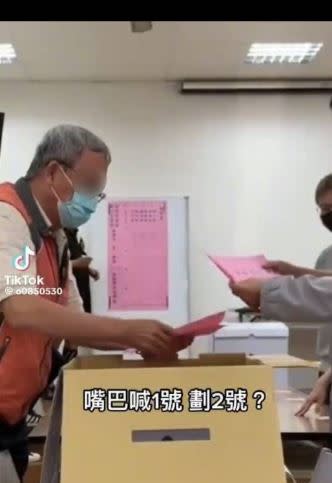 網傳台南選務人員「唱票喊1號」柯文哲、「計票畫2號」等，未經查證的不實影片。（圖／翻攝畫面）