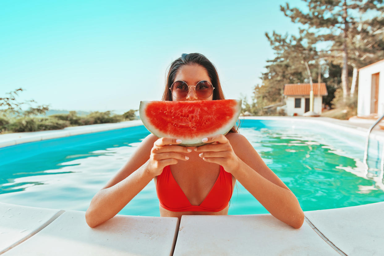 Here's what to eat when it's hot outside, according to experts. (Getty Creative)