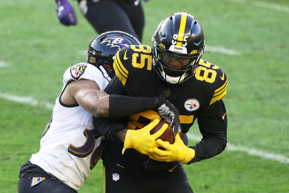 Eric Ebron is listed on the Steelers' first official depth chart as a co-starter with rookie Pat Freiermuth. (Charles LeClaire/USA TODAY Sports)