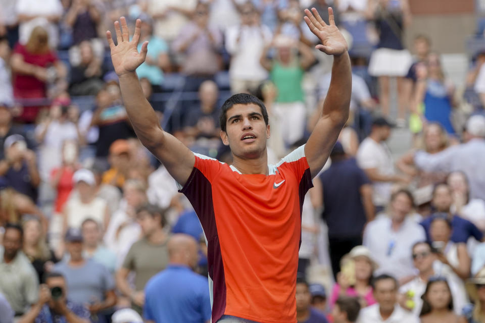 Carlos Alcaraz saluda al público tras derrotar a Federico Coria durante la segunda ronda del US Open, el martes 1 de setptiembre de 2022, en Nueva York. (AP Foto/Mary Altaffer)