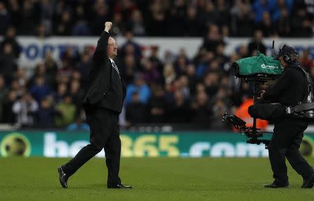 Britain Football Soccer - Newcastle United v Preston North End - Sky Bet Championship - St James' Park - 24/4/17 Newcastle manager Rafael Benitez celebrates being promoted to the premier league Action Images via Reuters / Lee Smith Livepic