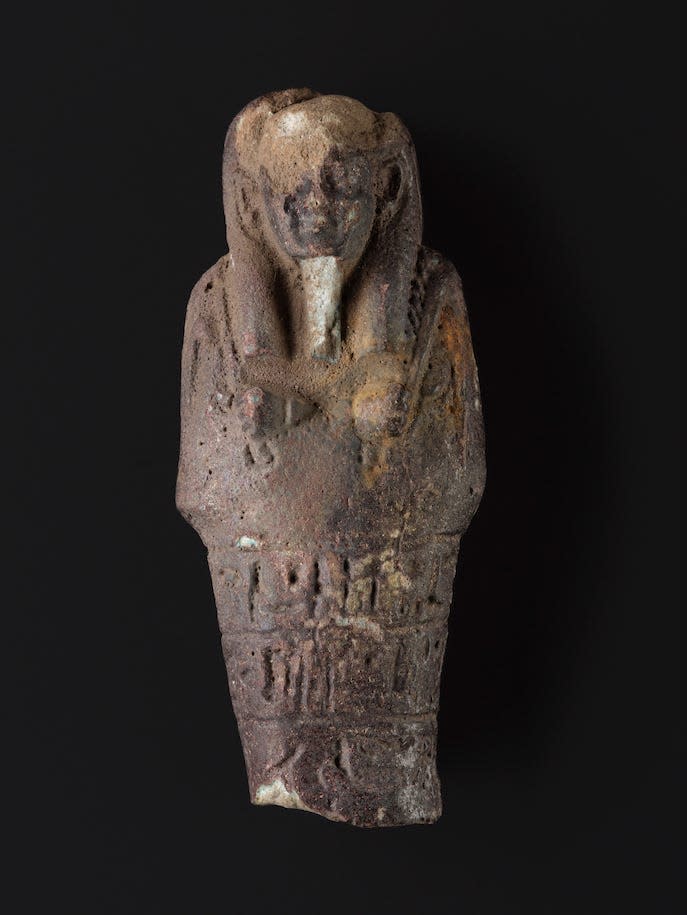 Diese altägyptische Fayence-Shabti stammt aus der Zeit zwischen 664 und 332 v. Chr. und wurde in einer Schule in Schottland gefunden. - Copyright: National Museums Scotland