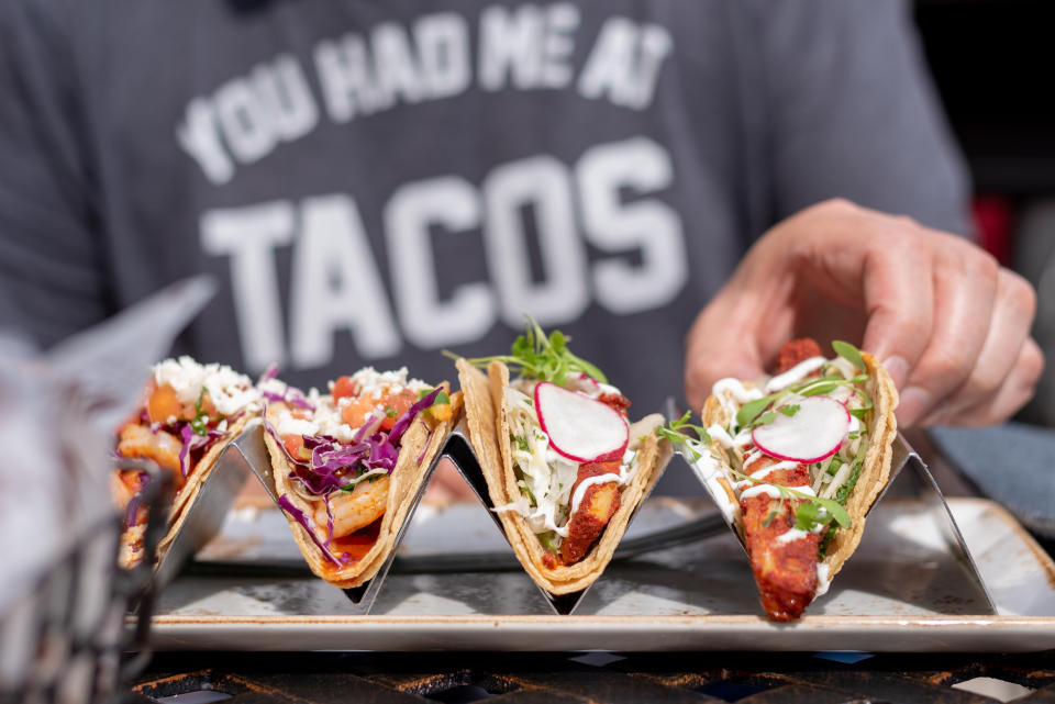 For your tacos, say &ldquo;yes&rdquo; to all the vegetable accompaniments: pico de gallo, charred green onions, shredded cabbage or lettuce. (Photo: DavidPrahl via Getty Images)