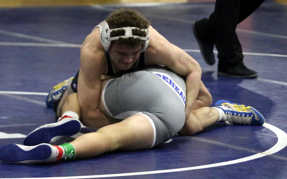 Elmira's Donavan Smith, top, beat Horseheads' Lucas Mosher in the 152-pound final at the Southern Tier Athletic Conference Wrestling Tournament on Jan. 21, 2023 at Owego Free Academy.