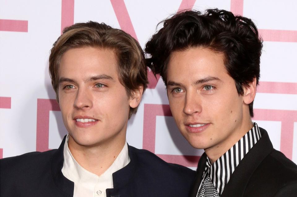 So sehen die Sprouse-Brüder heute aus: Dylan (links) und Cole besuchen am 7. März 2019 eine Film-Premiere in Westwood, Kalifornien (Bild: Katrina Jordan/ddp/Sipa USA)