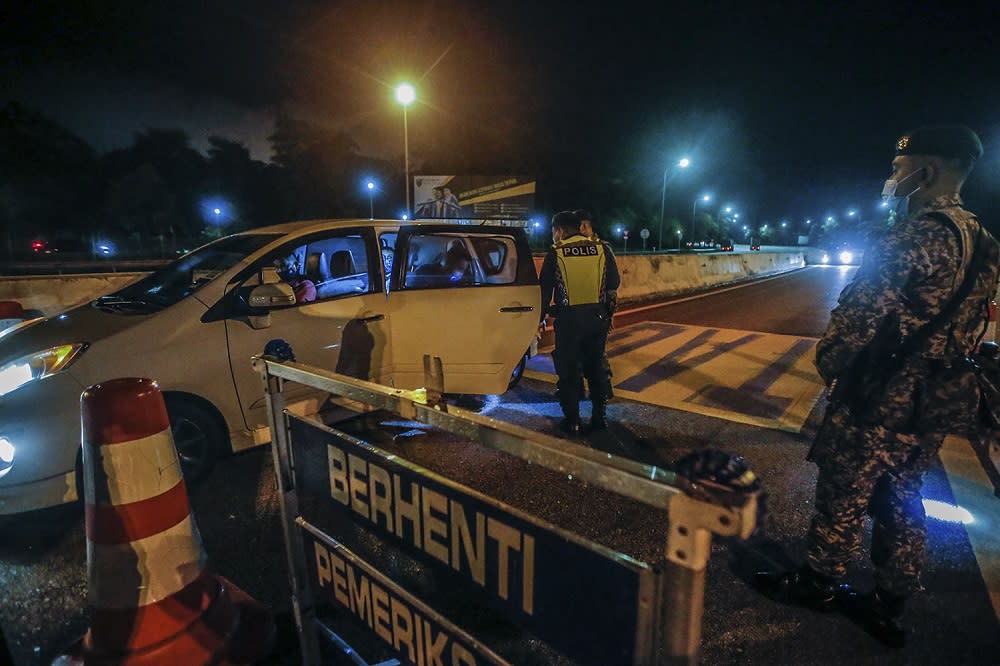 Police and Armed Forces personnel inspect a vehicle during a roadblock at the Gombak Toll Plaza May 5, 2021. ― Picture by Hari Anggara