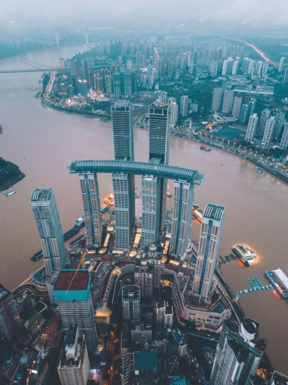 The Crystal forma parte del complejo Raffles City Chongqing, formado por ocho rascacielos, dos de ellos de 350 metros de altura, y que cuenta con viviendas, oficinas, un hotel y un centro comercial. (Foto: <a href="http://www.safdiearchitects.com/projects/raffles-city-chongqing" rel="nofollow noopener" target="_blank" data-ylk="slk:Safdie Architects;elm:context_link;itc:0;sec:content-canvas" class="link ">Safdie Architects</a>).