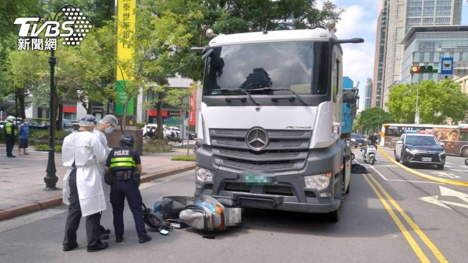 聯結車撞機車，女騎士身亡。（圖／TVBS）